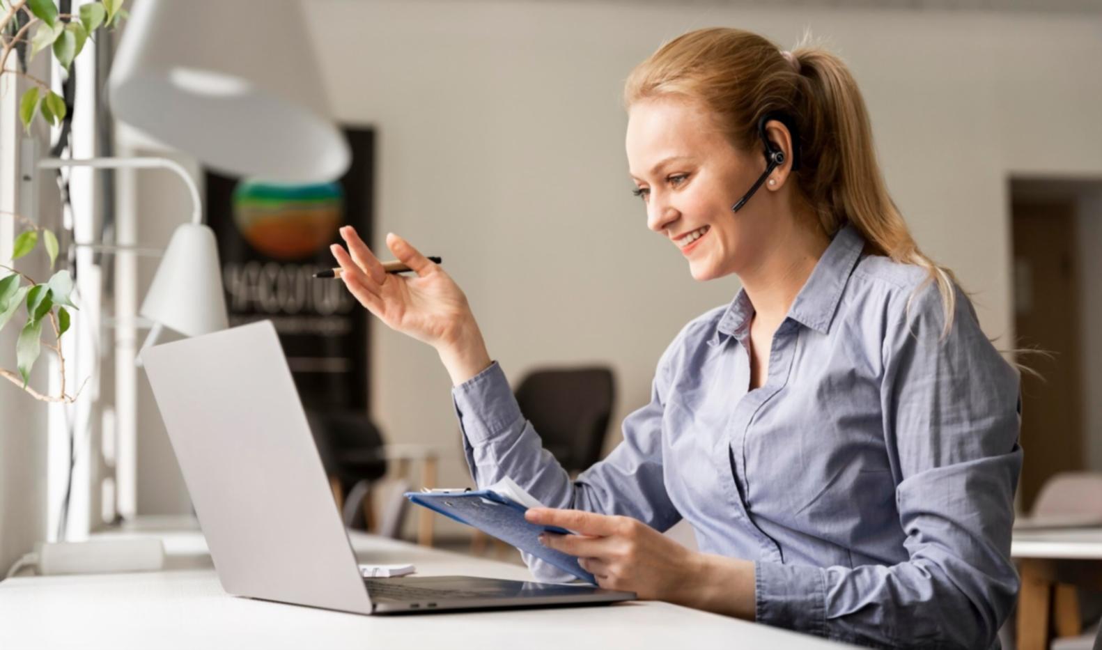 Équipe travaillant sur la gestion budgétaire